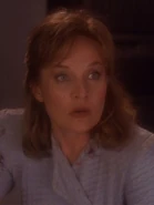 Karen Austin als Doktor Kalandra…