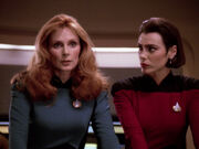 Crusher überwacht die Lebensanzeichen der Geiseln.