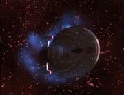 Die USS Voyager fliegt eine Rolle und lässt Plasmarückstände ab