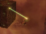 Kubus feuert Borg-Energiestrahl.jpg (122 KB) Ein Borg-Kubus feuert einen Energiestrahl auf die USS Voyager.