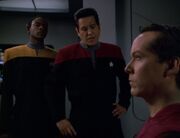 Der entdeckte Varro wird von Chakotay und Tuvok verhört