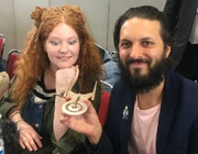 Star Trek Discovery Official Starships Collection con photo.jpg (104 kio) Mary Wiseman et Shazad Latif (convention en 2018)