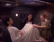 Narození Kirayoshiho O'Briena během tradičního bajorského rituálu narození