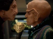 Quark spricht mit seinem Geschäftspartner.