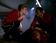 Tuvok und Janeway bei dem Sterbenden