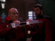 Picard und Riker überprüfen die angebliche Waffe der Föderation