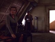 Janeway erwacht in Caylems Haus