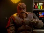 Morn wird von Quarks Pfeilen getroffen.