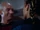 Picard muntert ein Besatzungsmitglied auf.jpg