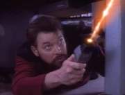 Riker kämpft auf Ohniaka III gegen die Borg