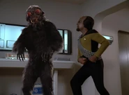 Anya verwandelt greift Worf an.jpg (84 KB) …und als Biest im Kampf