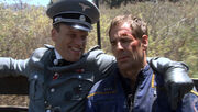 纳粹党卫军少尉与阿切尔谈论电影
