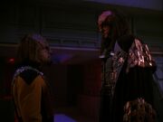 Gowron stellt die Ehre von Worf wieder her