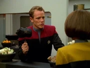 Tom Paris mit einem verbrannten Schmorbraten.