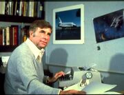 Gene Roddenberry an seiner Schreibmaschine