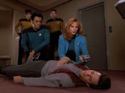 Martinez und Crusher untersuchen den bewusstlosen Jason Vigo.