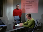 Captain Kirk im Büro des Leiters der Sternenbasis 11, Commodore Stone.