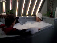 Q und Janeway in Badewanne