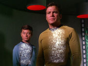 McCoy und Kirk im Transporterraum