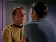 Kirk versucht Spock zur Vernunft zu bringen