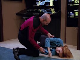Beverly Crusher entflieht der Warpblase