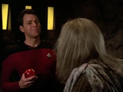 Riker isst einen Apfel.