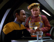 Tuvok testet die Plomeek-Suppe von Neelix