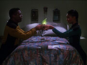 La Forge und Uhnari führen das K'Arna-Ritual durch.