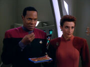 Sisko and Kira try to get the Skrreeans to eat