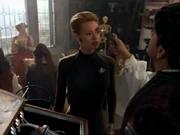 Der Doktor konfiguriert Seven of Nines Borg-Sensorknoten.