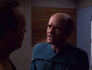 Der Doktor fragt Reginald Barclay nach Admiral Janeway