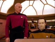 Picard gibt Data Anweisungen