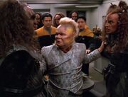 Neelix trennt zwei streitende Klingonen