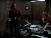 Sisko weist Worf in die Mission ein