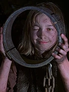 Martia als junges Mädchen.jpg (99 KB) Martia, in ein junges Mädchen verwandelt, zwinkert James T. Kirk zu…