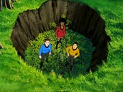 McCoy Uhura und Sulu in der Falle