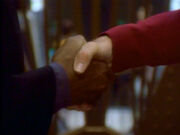 Sisko und Picard reichen sich die Hand