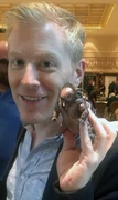 Anthony Rapp with Eaglemoss Collections tardigrade.jpg (1 020 kio) Anthony Rapp (convention en 2018)