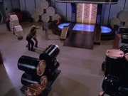 Data und Lore kämpfen im Frachtraum 3