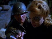 Seven of Nine modifiziert eine Handgranate mit Borgtechnologie