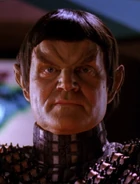 Alan Scarfe als Admiral Mendak…