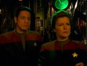 Janeway und Chakotay erfahren von Seven of Nine wie sie das Schiff in temporale Synchronizität bringen können