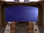 Galaxy class bridge conn ops.jpg (119 kio) Pupitres de commande (opérations + barre) + écran