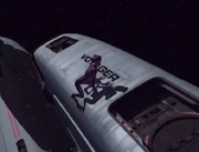 Spezies 8472 klettert an der Außenhülle