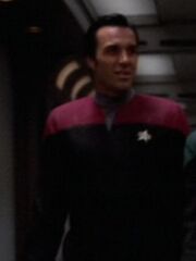 Männliches Besatzungsmitglied im Korridor der USS Voyager 2375