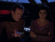 O'Brien unterstützt Troi bei ihrem Kommando