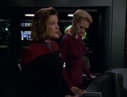 Janeway und Seven scannen nach der zweiten Massenvernichtungswaffe