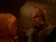 Worf ist nicht glücklich über Quarks, O'Briens und Bashirs Anwesenheit