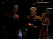 O'Brien Odo und Sisko untersuchen Explosion