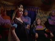 Eleen beäugt die Aussenweltler